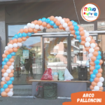 arco di palloncini colorati arancione bianco